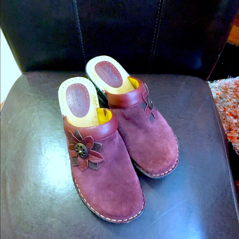 Womens soft spots size 6 maroon clog shoes